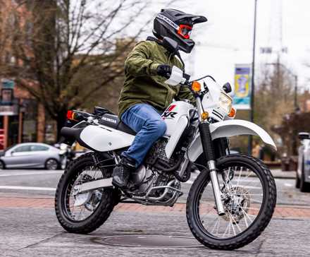 2025 Honda XR650L nas curvas da estrada da cidade