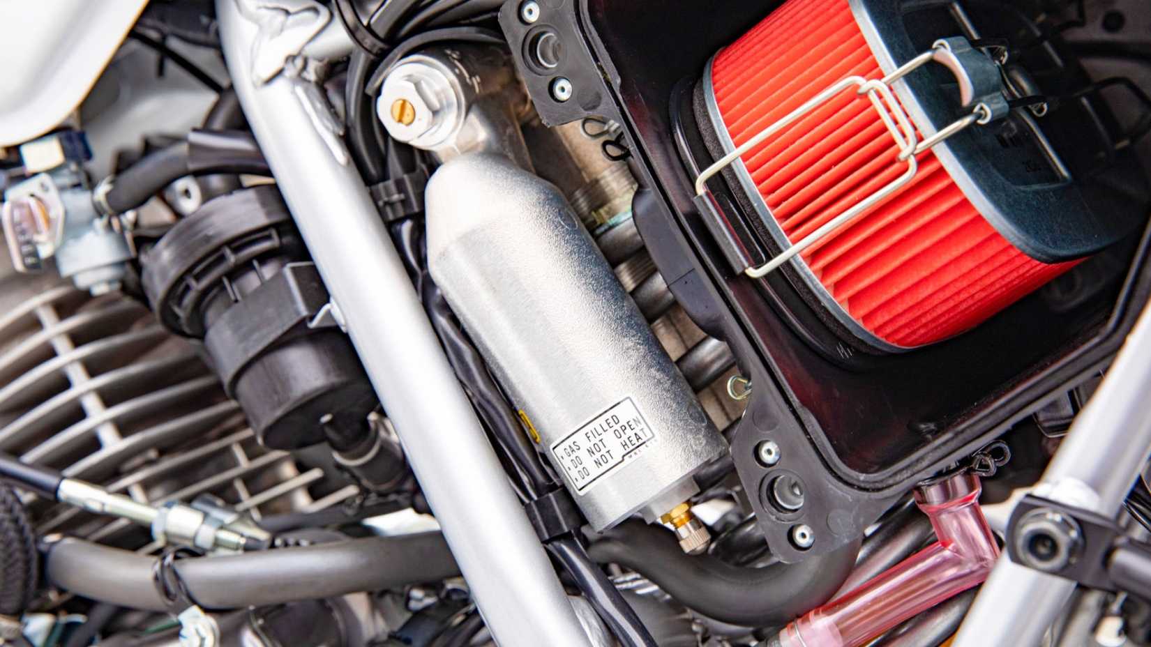 Close-up da estrutura de aço da motocicleta dupla esportiva Honda XR650L