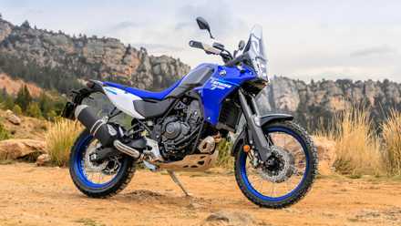 2025 Yamaha Ténéré 700 estacionada em uma estrada de terra estática na frente