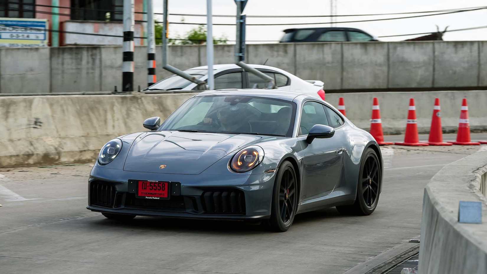 Foto dinâmica do Porsche 911 Carrera GTS 2025