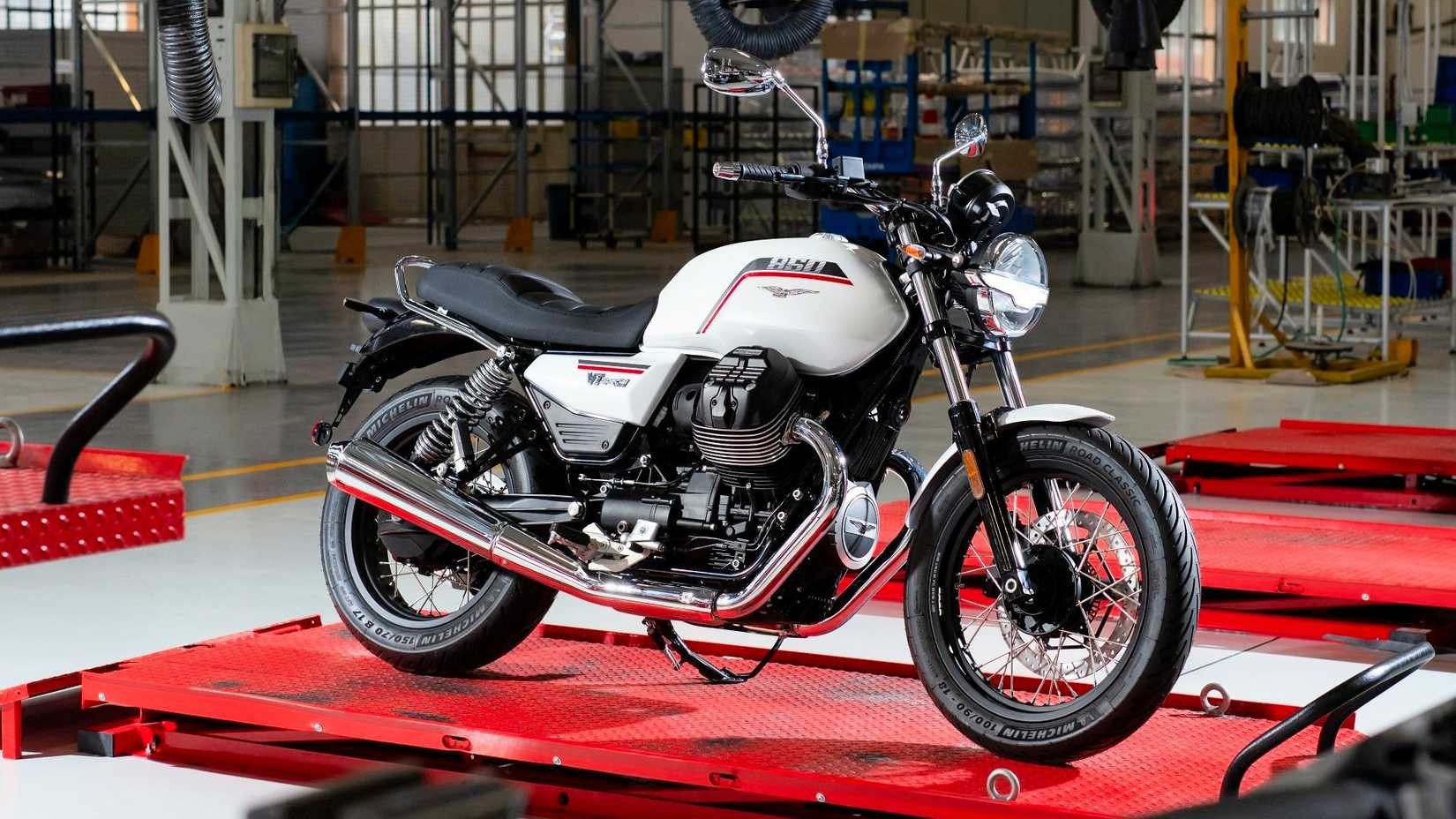 2026 Moto Guzzi V7 Special static front quarter shot