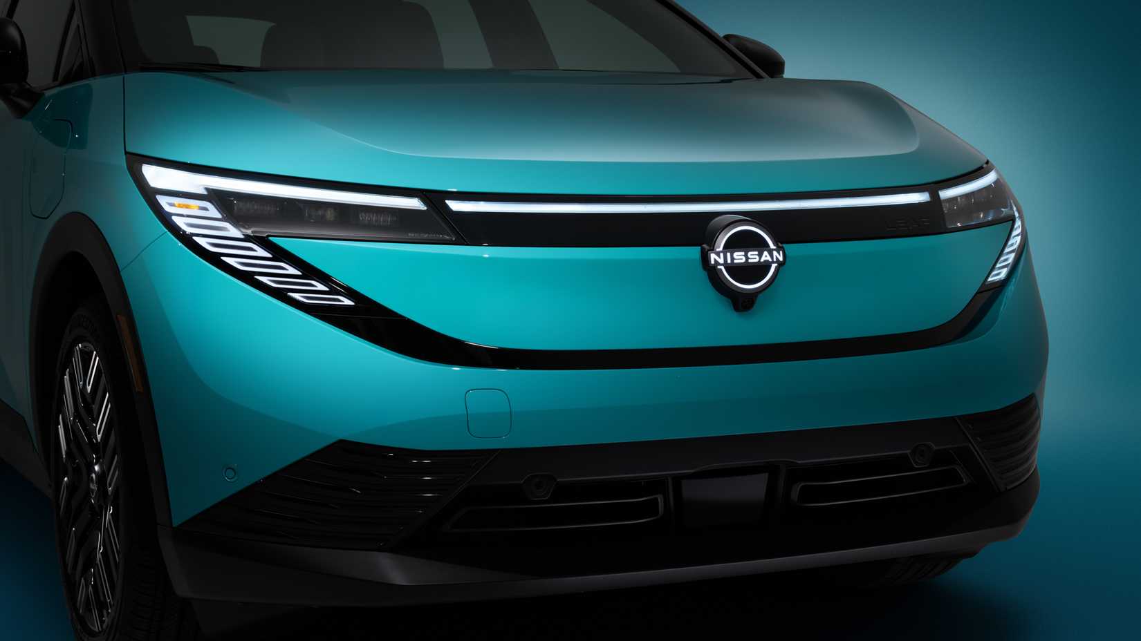 Grande plano frontal da grade do Nissan Leaf 2026