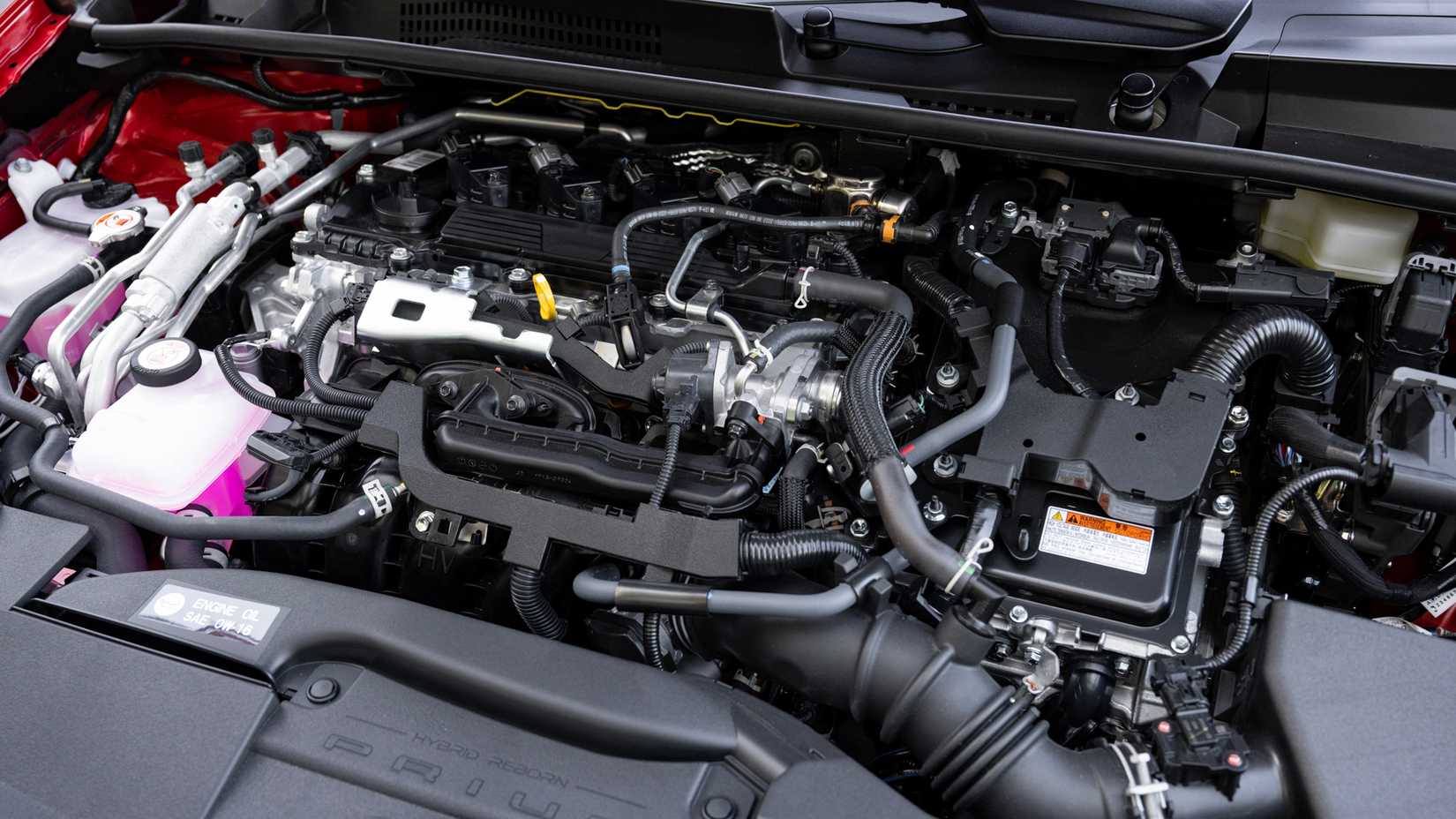 Compartimento do motor híbrido plug-in Toyota Prius 2026