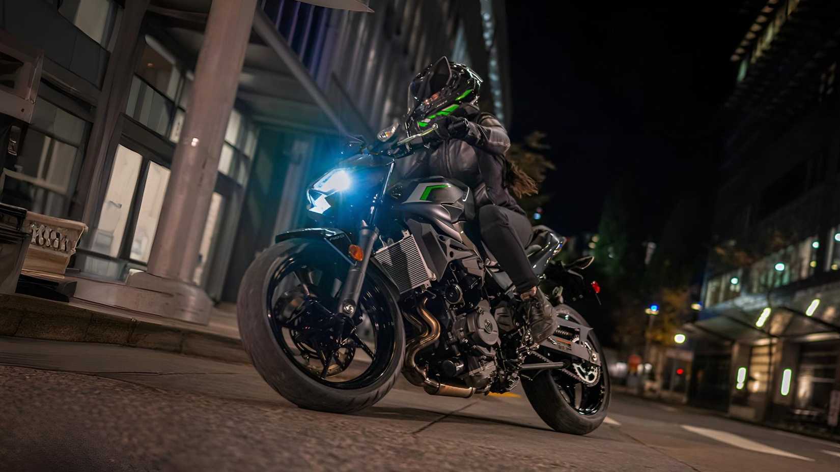 2025 Kawasaki Z500 curvando suavemente papel de parede hd