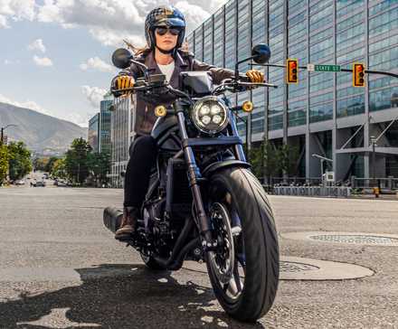Bicicleta cruiser Honda Rebel 1100 2025 na frente da estrada, vista do terceiro quarto