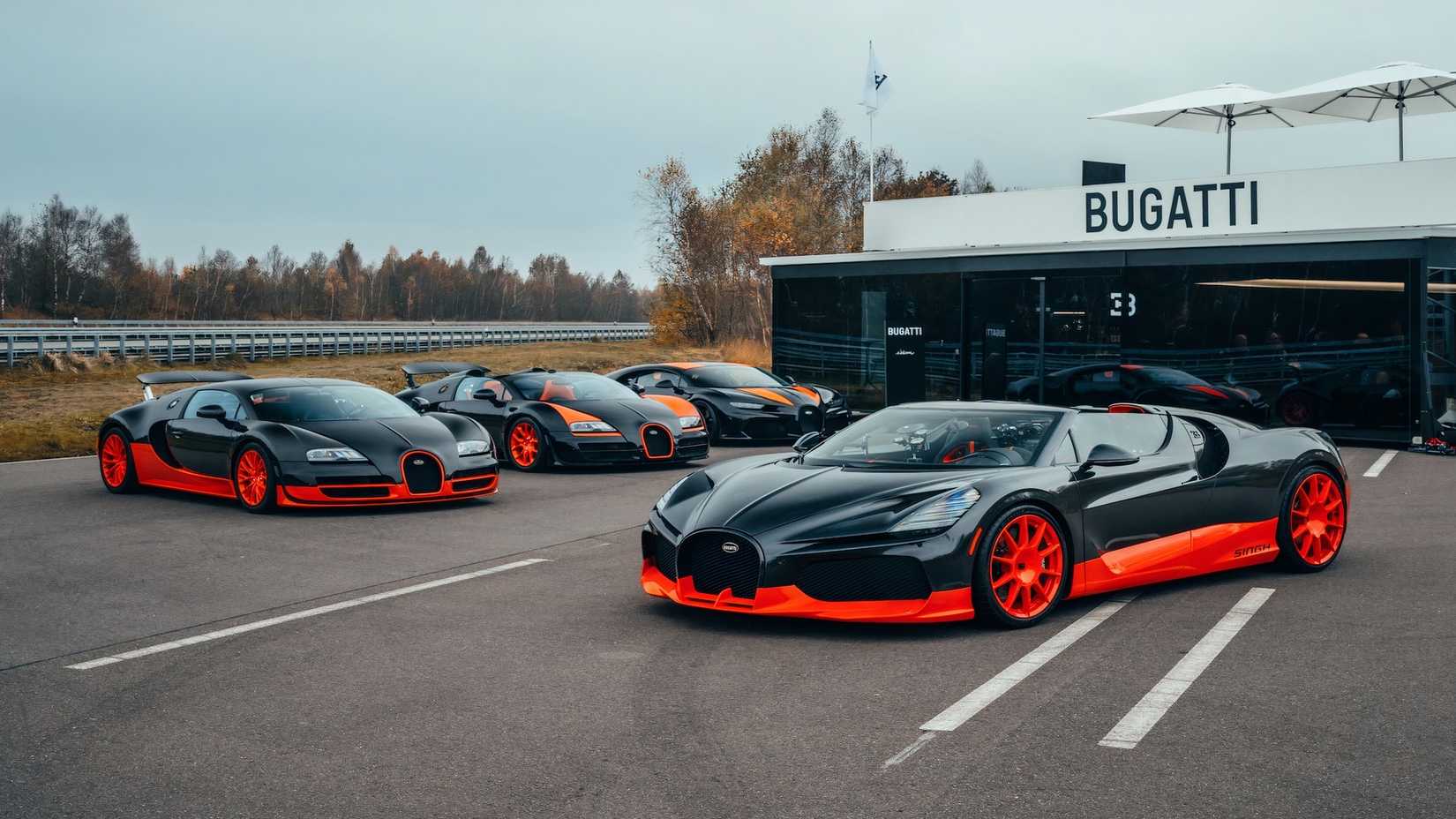 Bugatti W16 Mistral em preto com linha Bugatti estacionada ao lado da pista