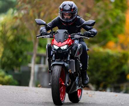 Moto nua Kawasaki perfeita para estradas urbanas