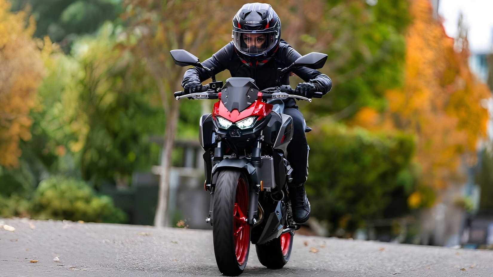 Piloto ligeiramente retraído ao pilotar a Z500, imagem frontal do perfil