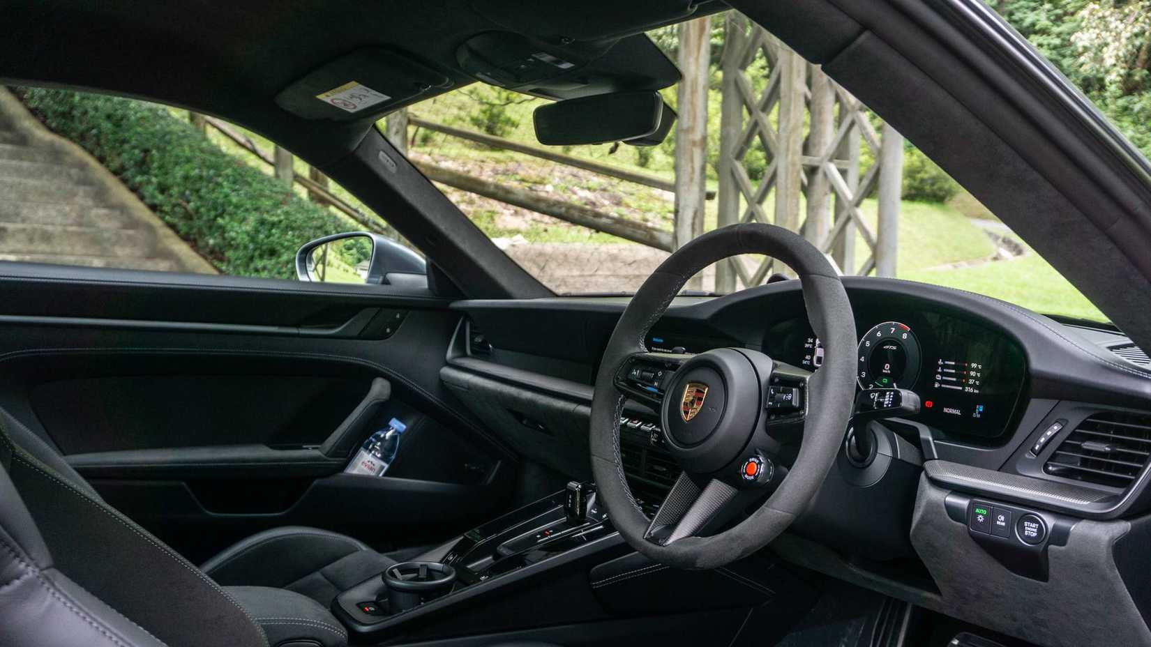 O interior do Porsche 911 Carrera GTS 2025