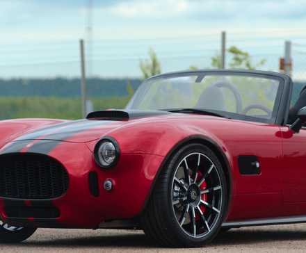 AC Cobra GT Roadster em vermelho estacionado