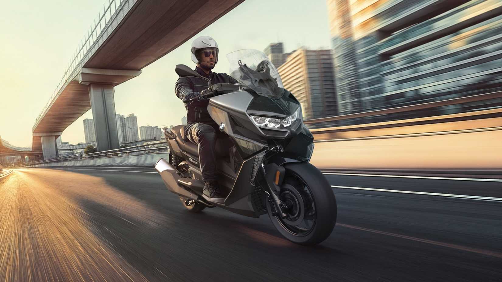 2025 BMW C 400 GT accelerating on the road