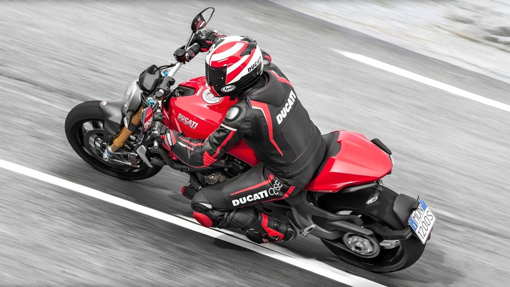 Ducati Monster 1200 curvando vista ariel