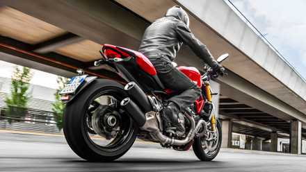 Ducati Monster 1200 acelerando descontroladamente na visão traseira do terceiro quarto