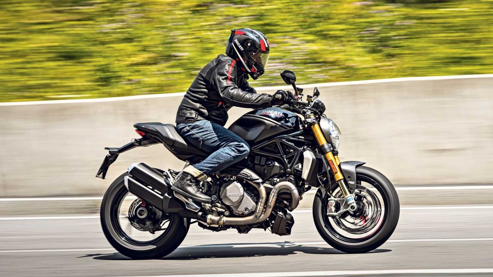 Ducati Monster 1200 S acelerando a vista lateral do perfil