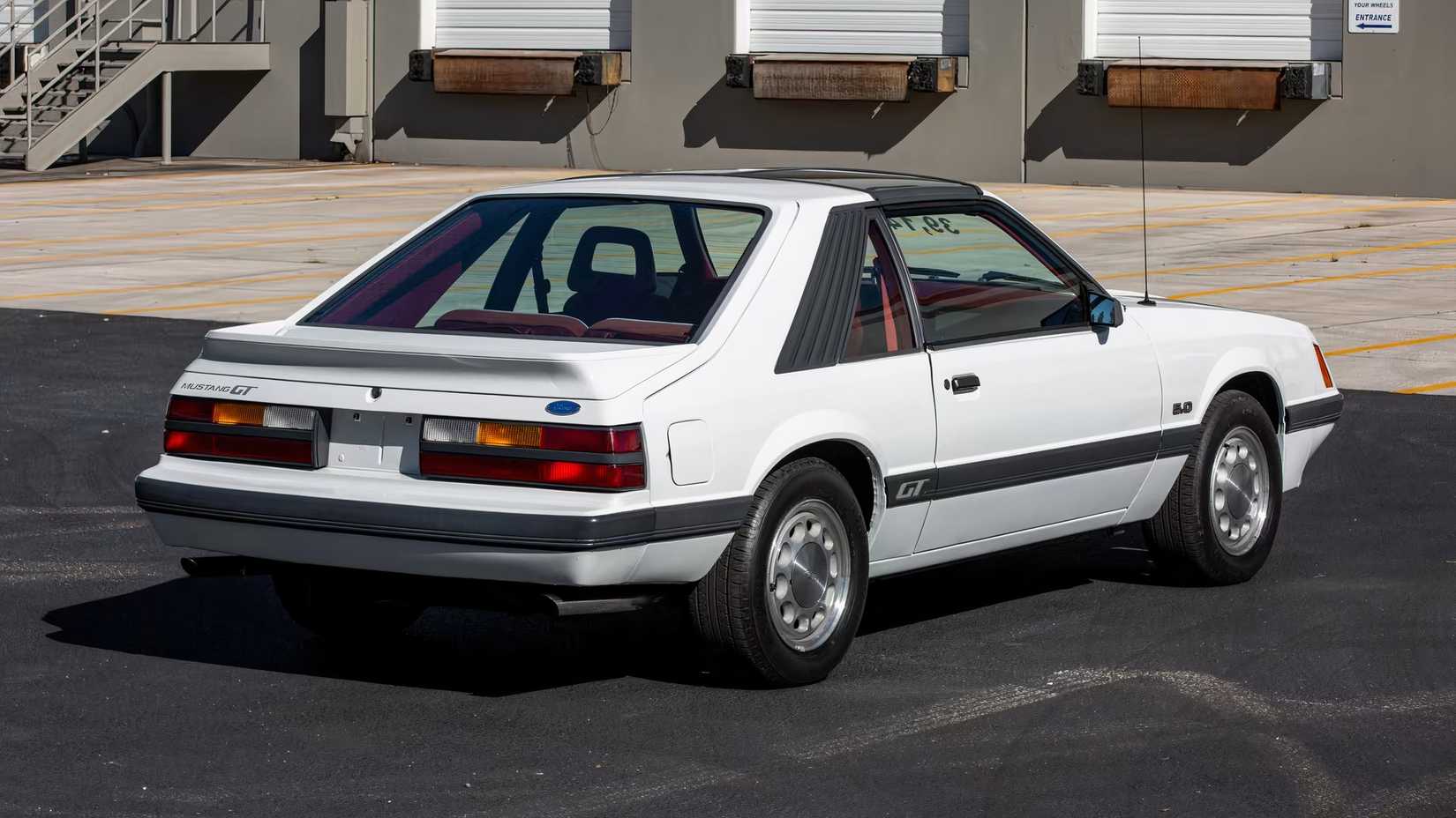 1985 Ford Mustang GT coupe, rear 3/4
