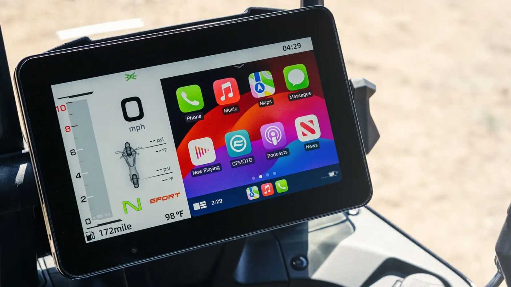 2025 CFMoto Ibex 800 E TFT com Apple CarPlay close-up