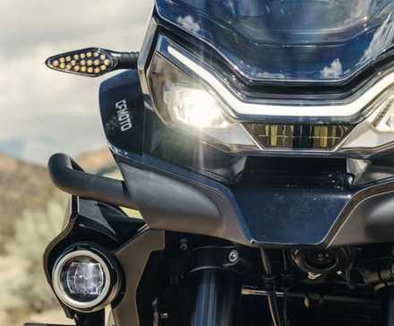 2025 CFMoto Ibex 800 E design de farol LED de pote duplo, close-up