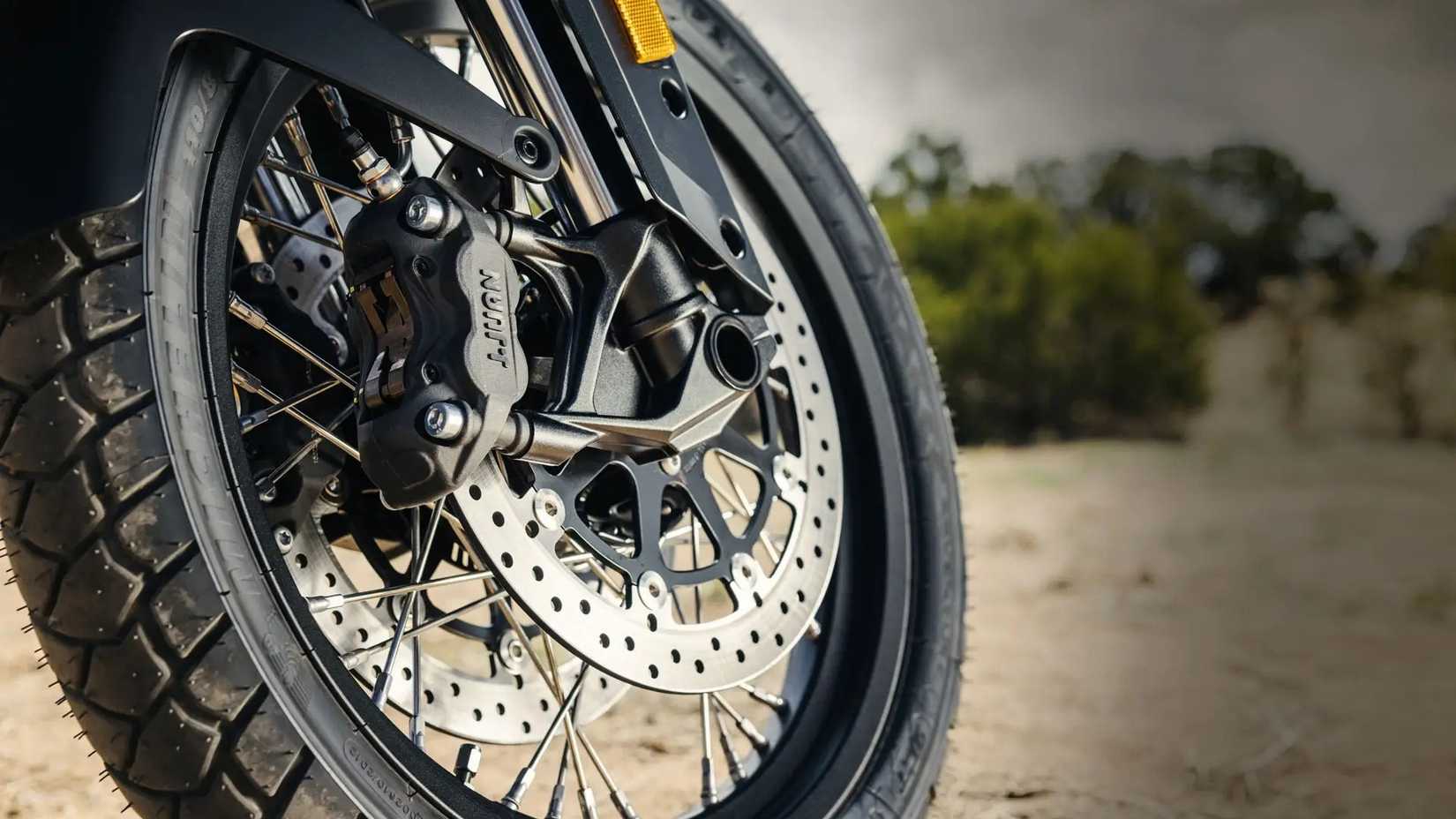 2025 CFMoto Ibex 800 E freios dianteiros duplos, close-up