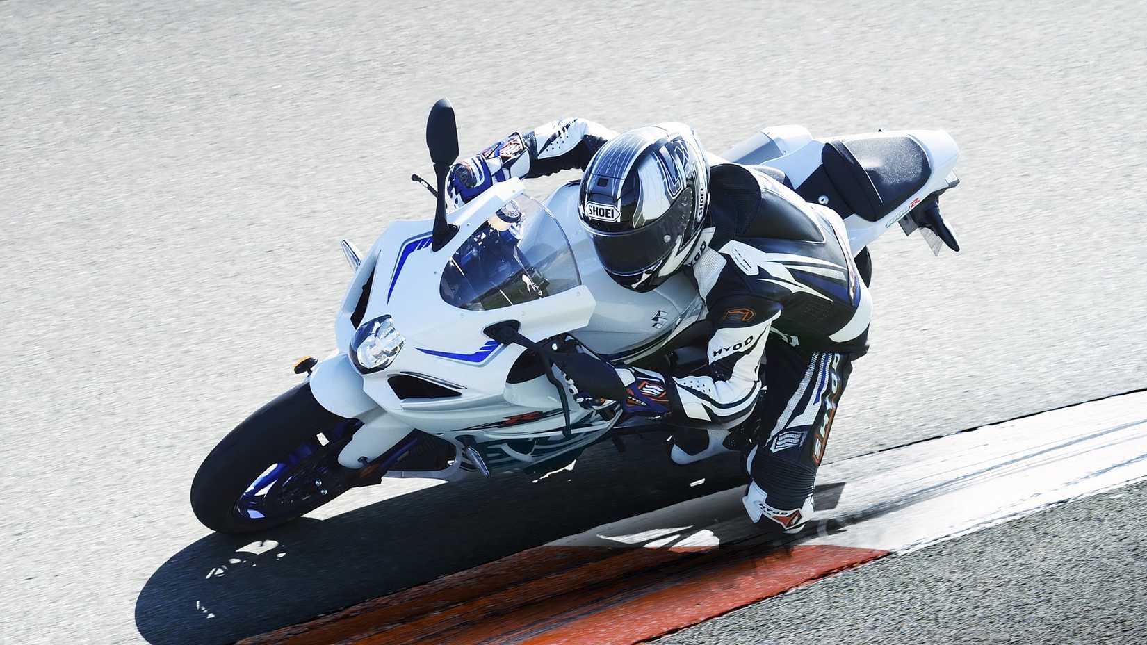 Suzuki GSX-R1000R cornering view