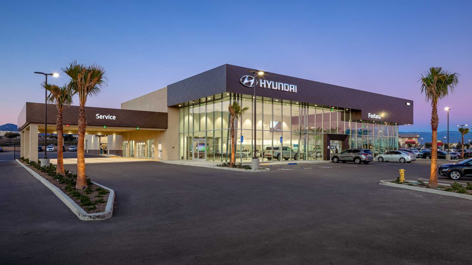 Exterior da concessionária Hyundai fotografado ao pôr do sol