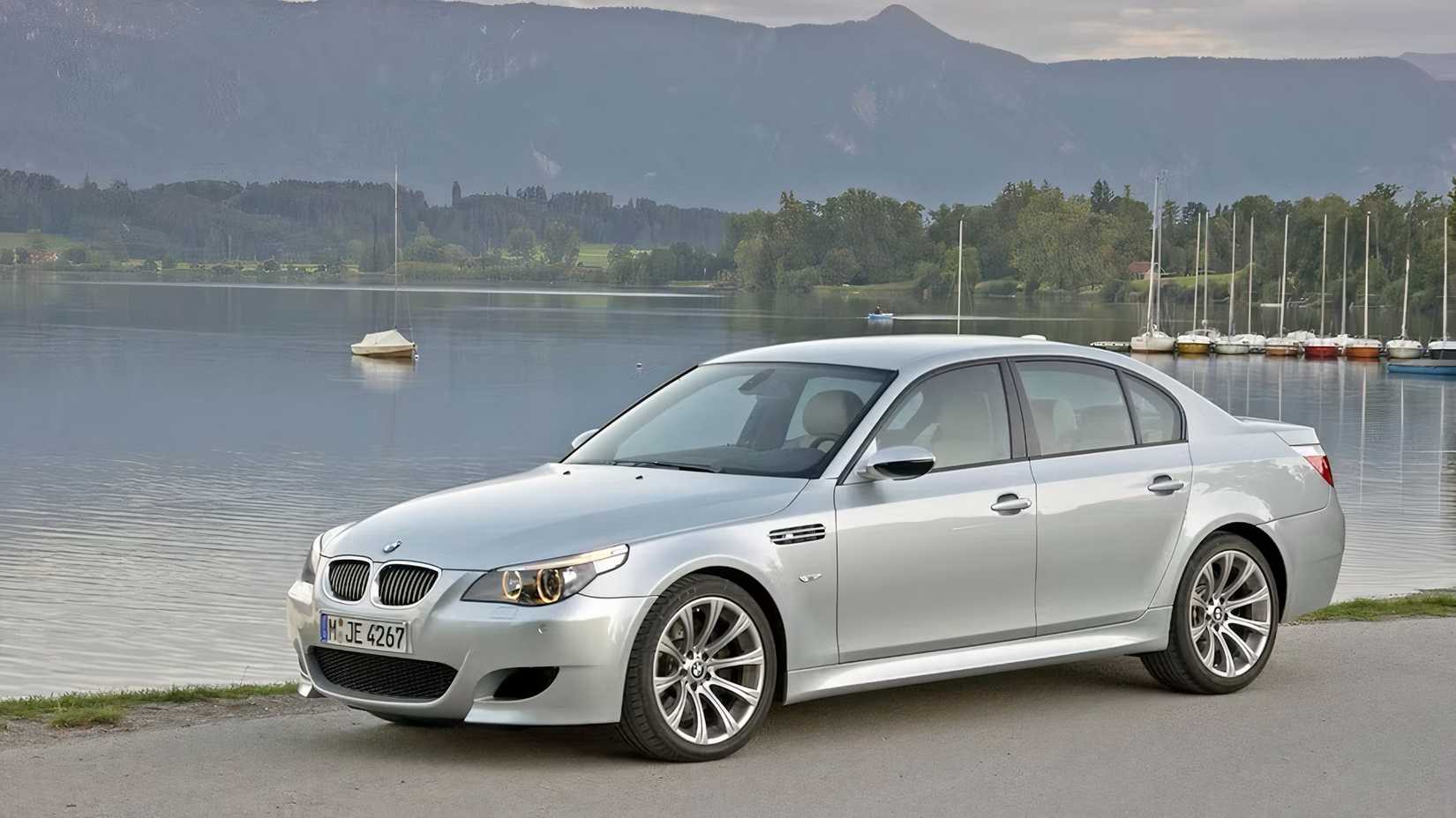 2008 BMW M5 E60 em prata estacionado em frente ao lago