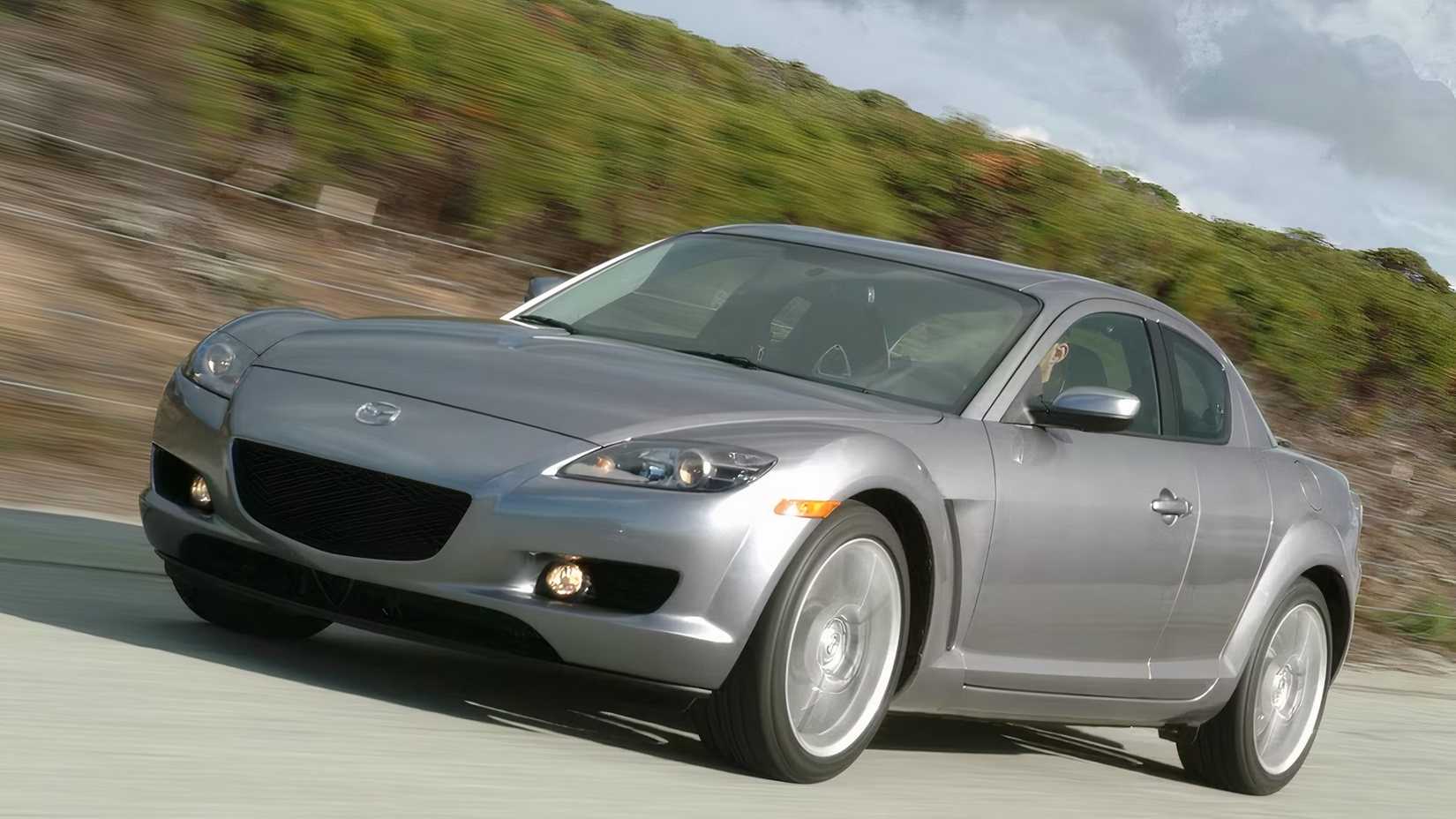 Mazda RX-8 2008 em prata dirigindo na estrada