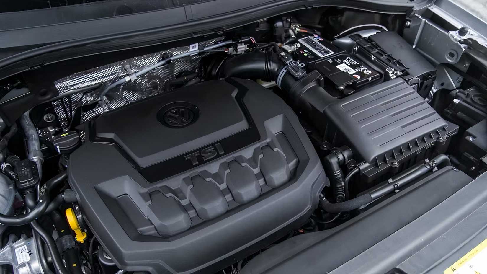 Foto de alto ângulo do compartimento do motor Volkswagen Tiguan 2022