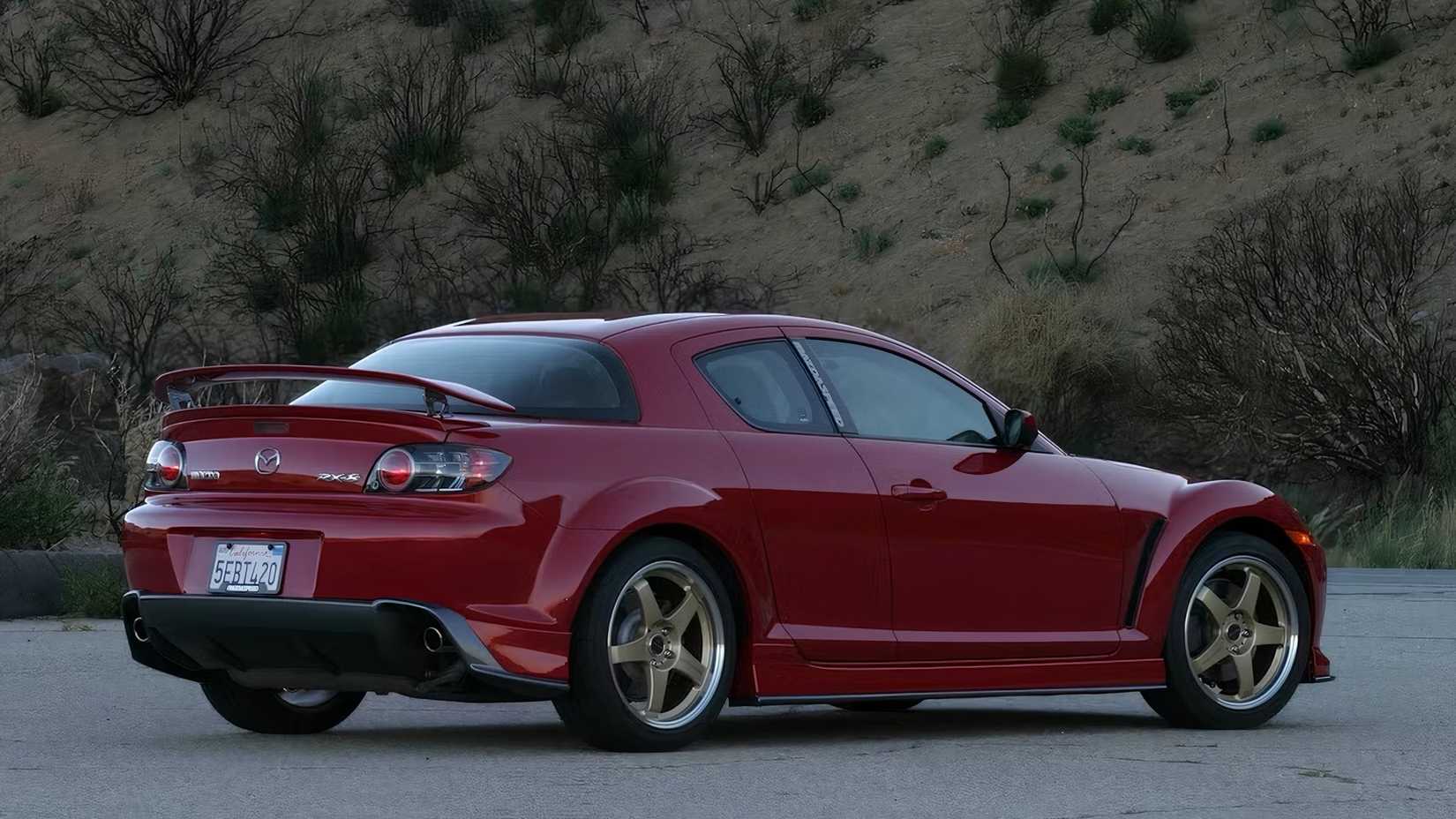 2008 Mazda RX-8 em vermelho estacionado