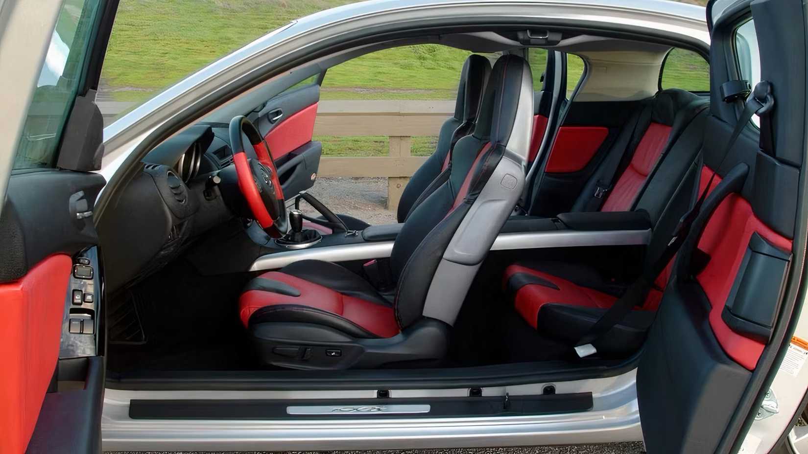 Portas suicidas do Mazda RX-8 abertas