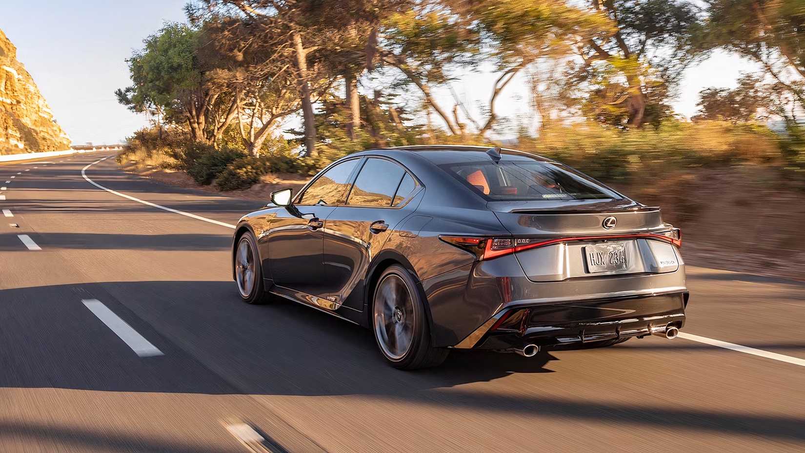 2025 Lexus IS 350 em cinza dirigindo na estrada
