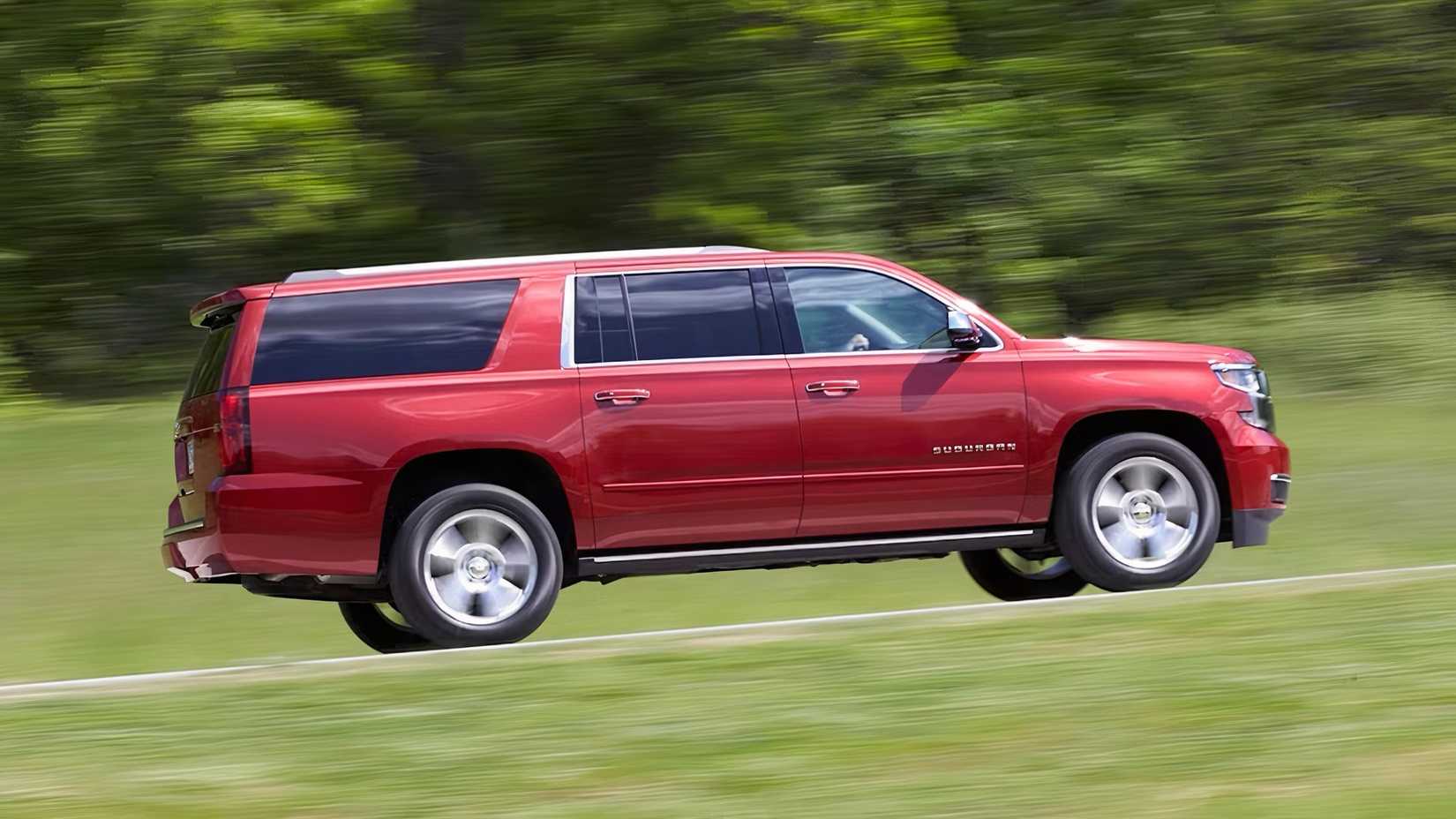 2019 Chevrolet Suburban em vermelho dirigindo na estrada