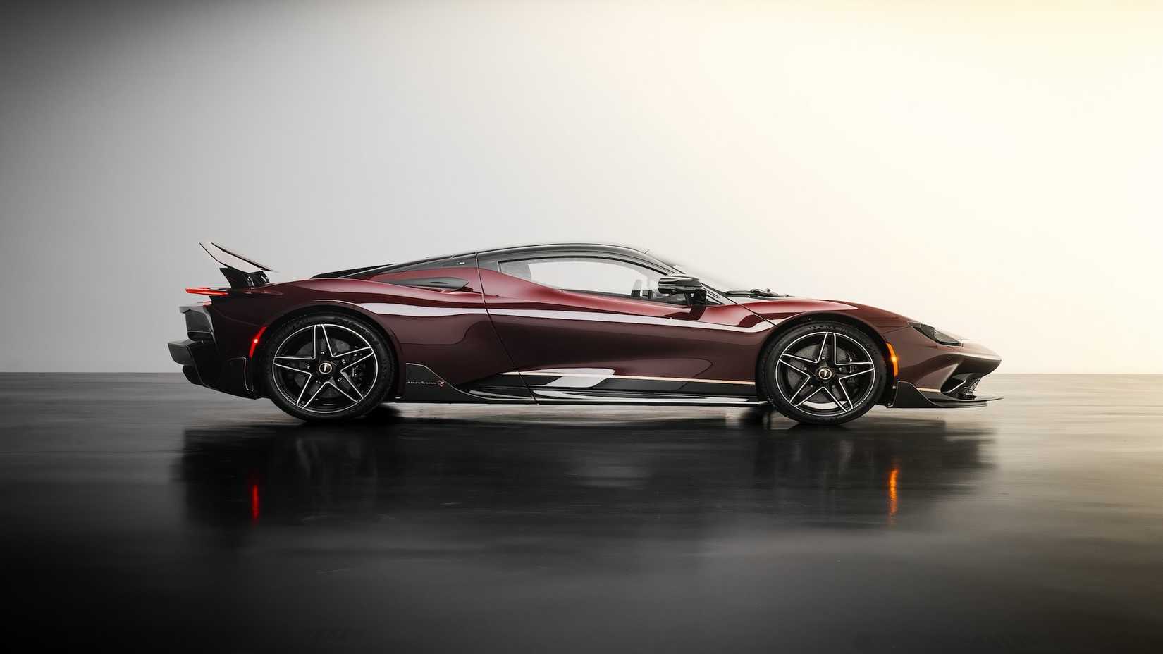 Foto lateral de uma Pininfarina Battista em marrom estacionada em estúdio