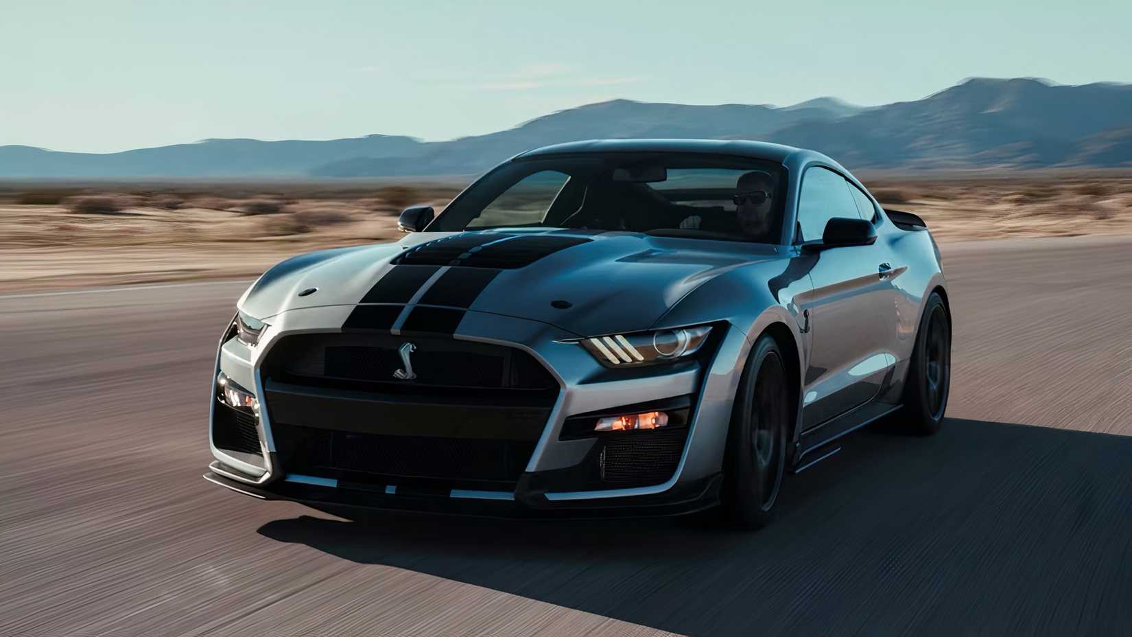 2020 Ford Mustang Shelby GT500 em direção prateada