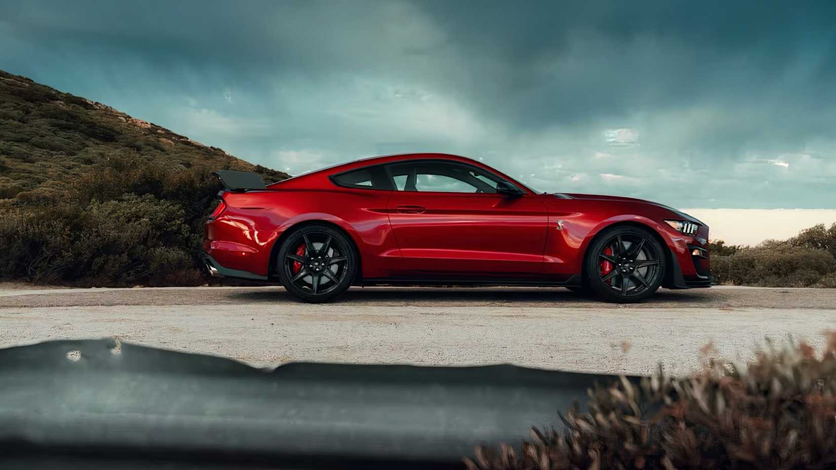 2020 Ford Mustang Shelby GT500 em vermelho estacionado dirigindo na estrada