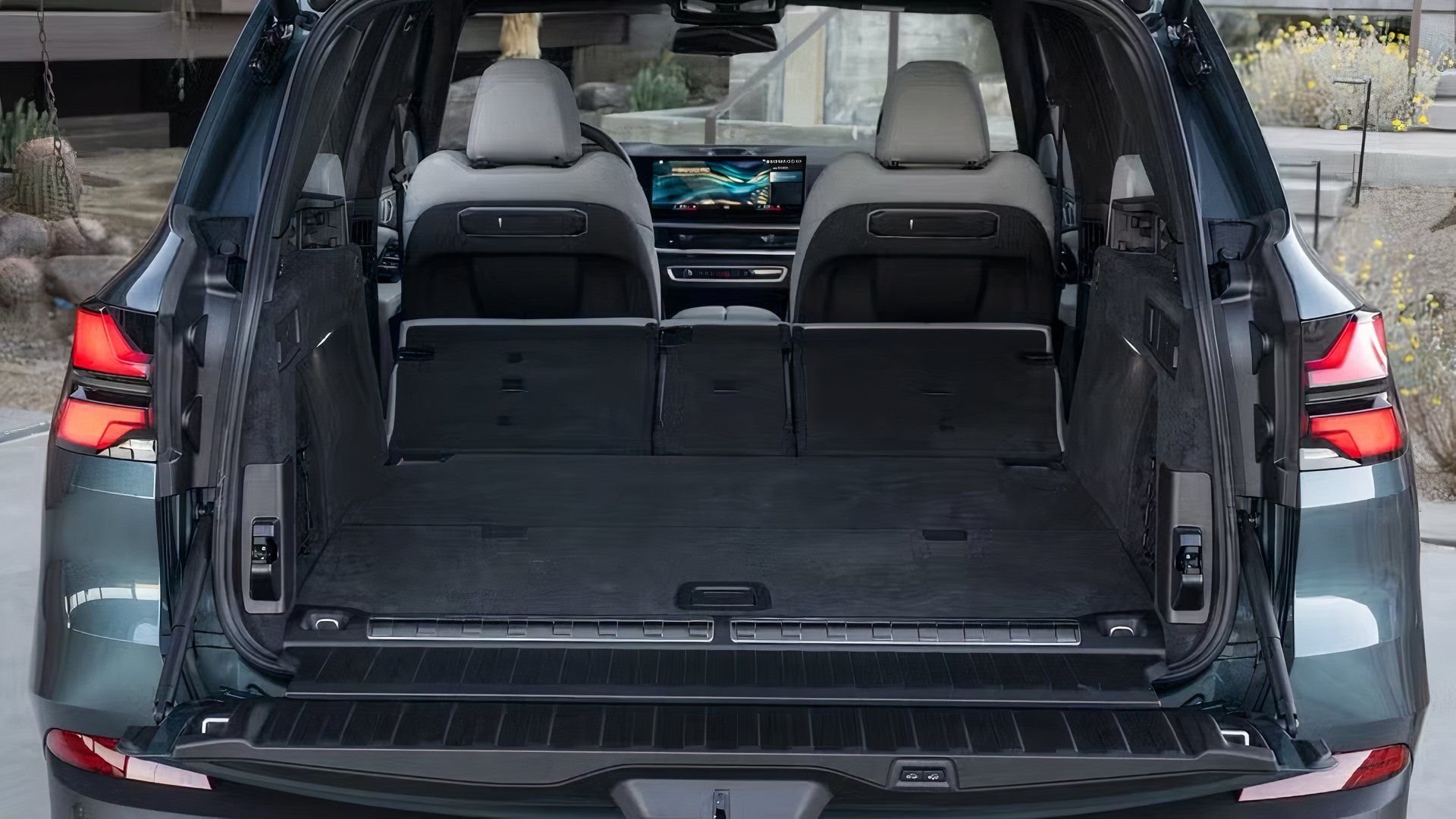 Área de carga do BMW X5 2025 mostrando bancos traseiros rebatidos