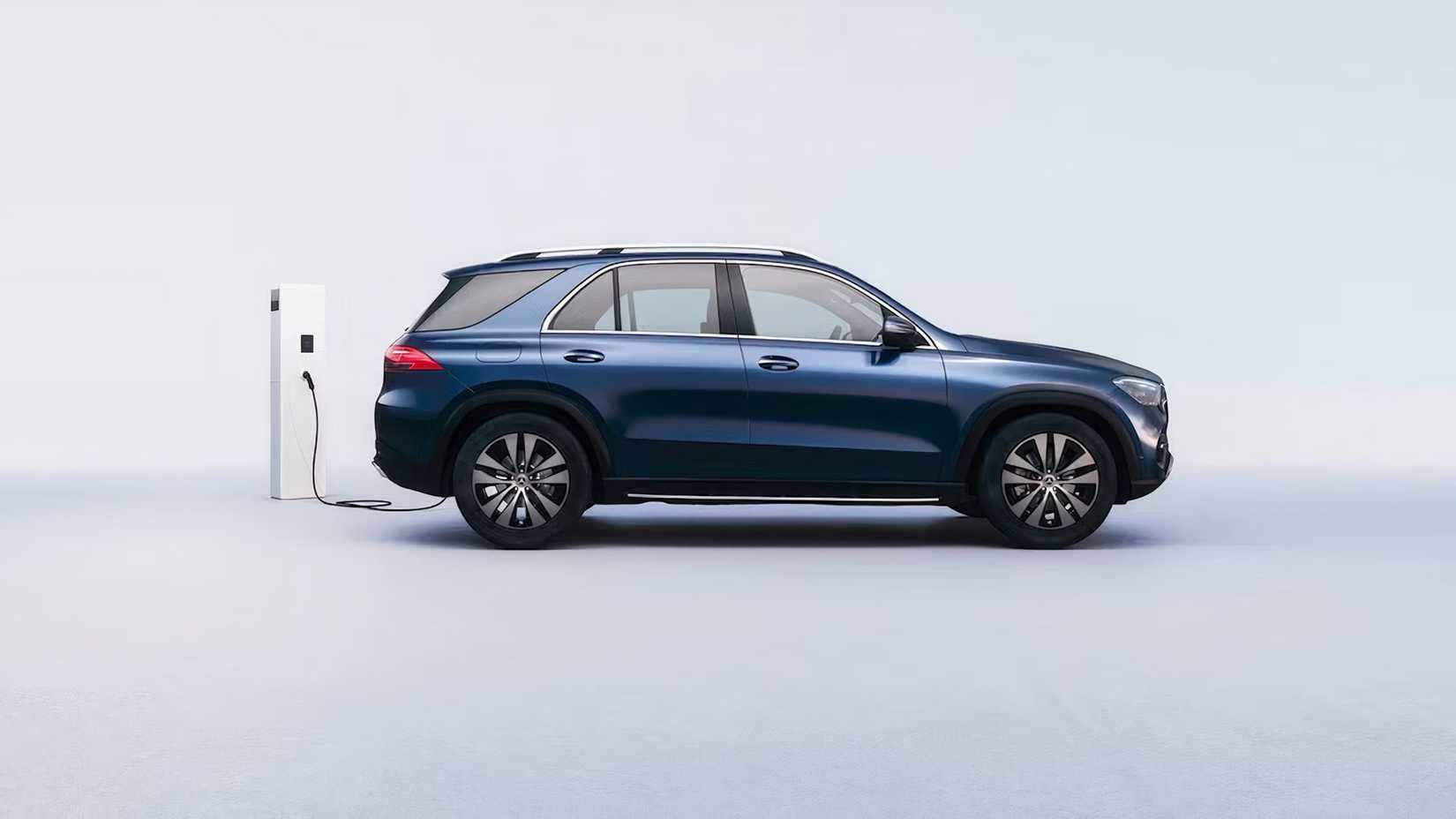 2025 Mercedes-Benz GLE Class PHEV in blue on charge