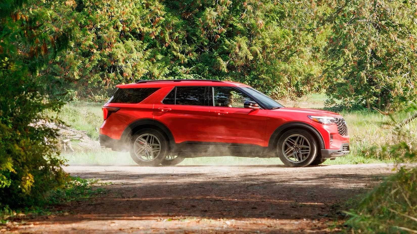 2025 Ford Explorer em vermelho dirigindo em estrada secundária