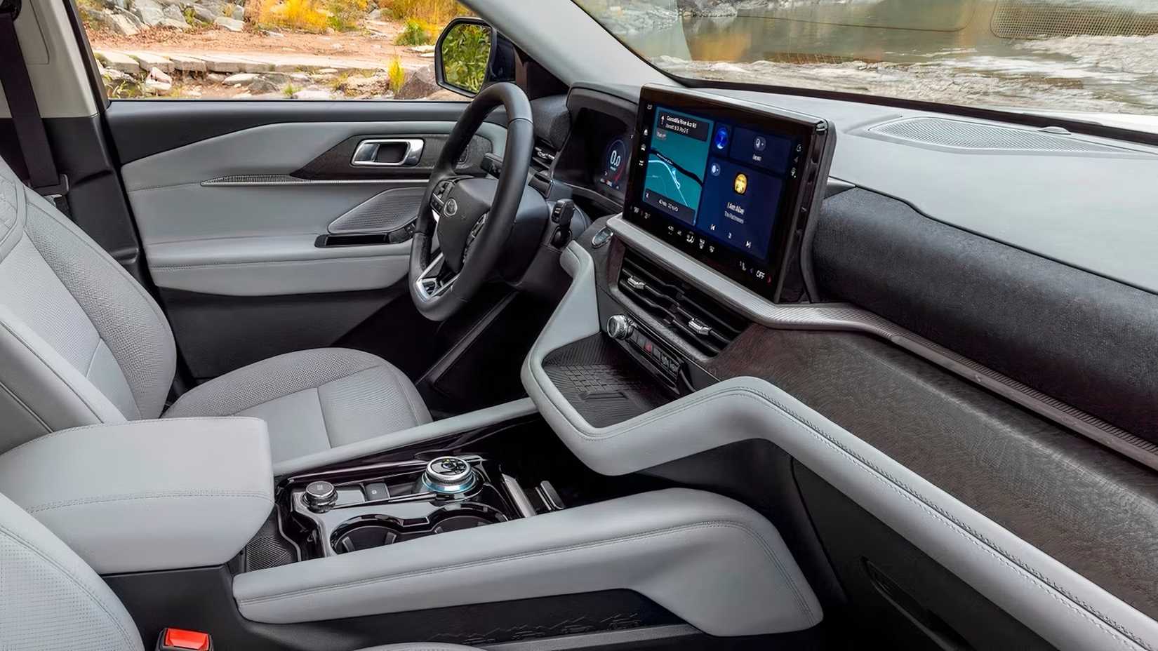 Interior do Ford Explorer 2025 mostrando os bancos dianteiros