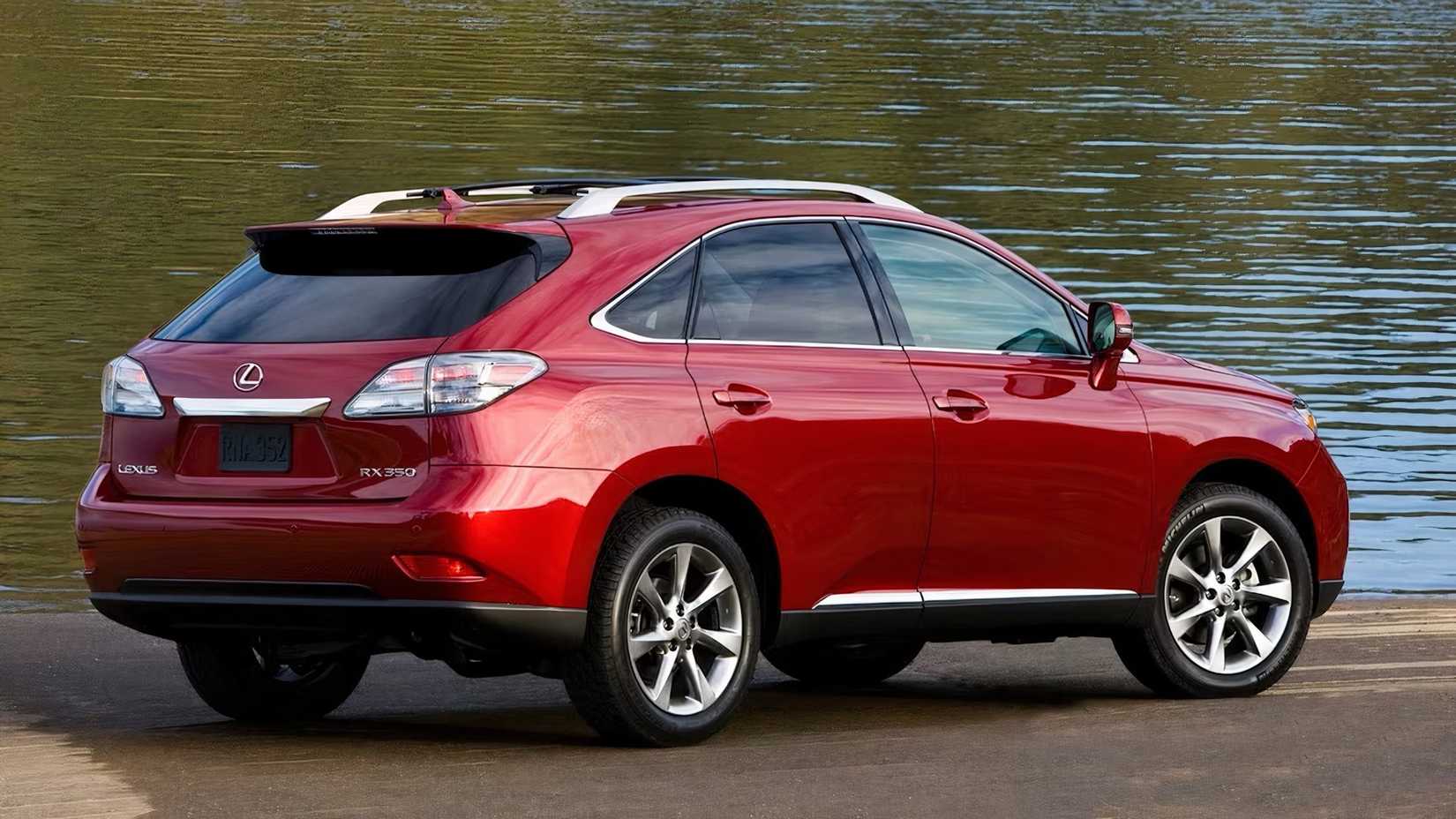2010 Lexus RX em vermelho estacionado em frente ao rio