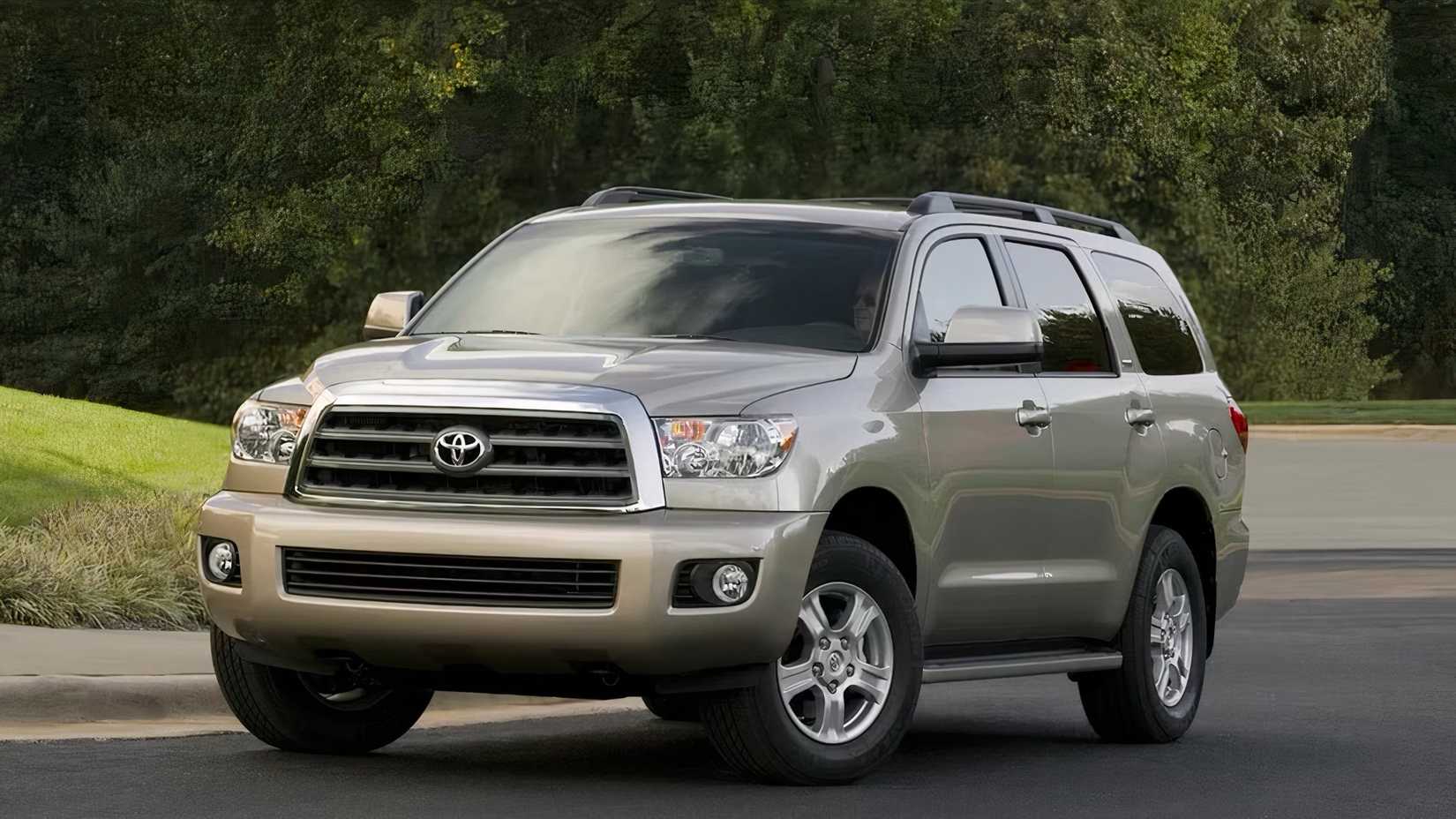 2015 Toyota Sequoia em prata estacionada na rua