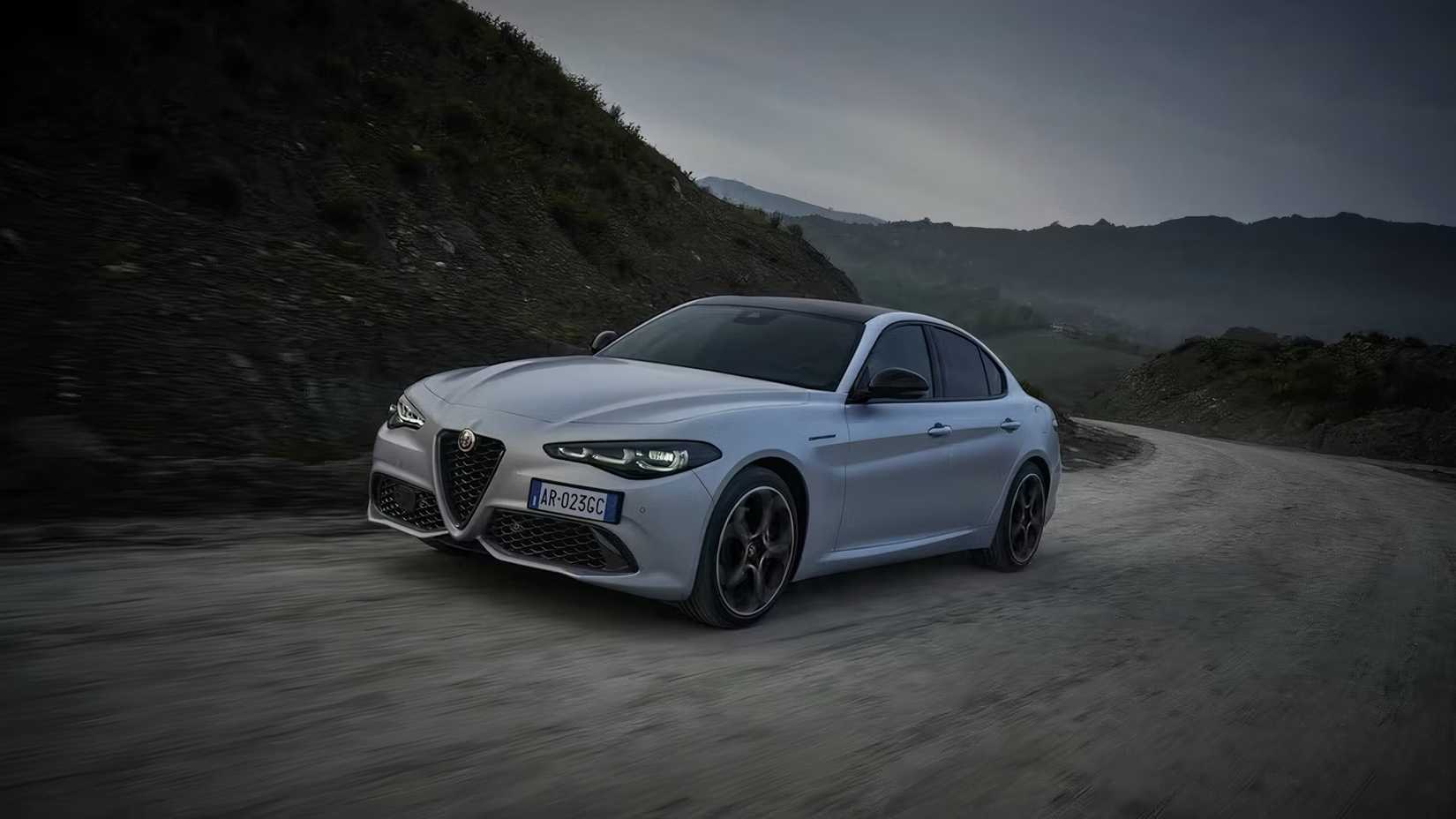 Foto frontal de ação 3/4 do Alfa Romeo Giulia 2025 em prata dirigindo na estrada