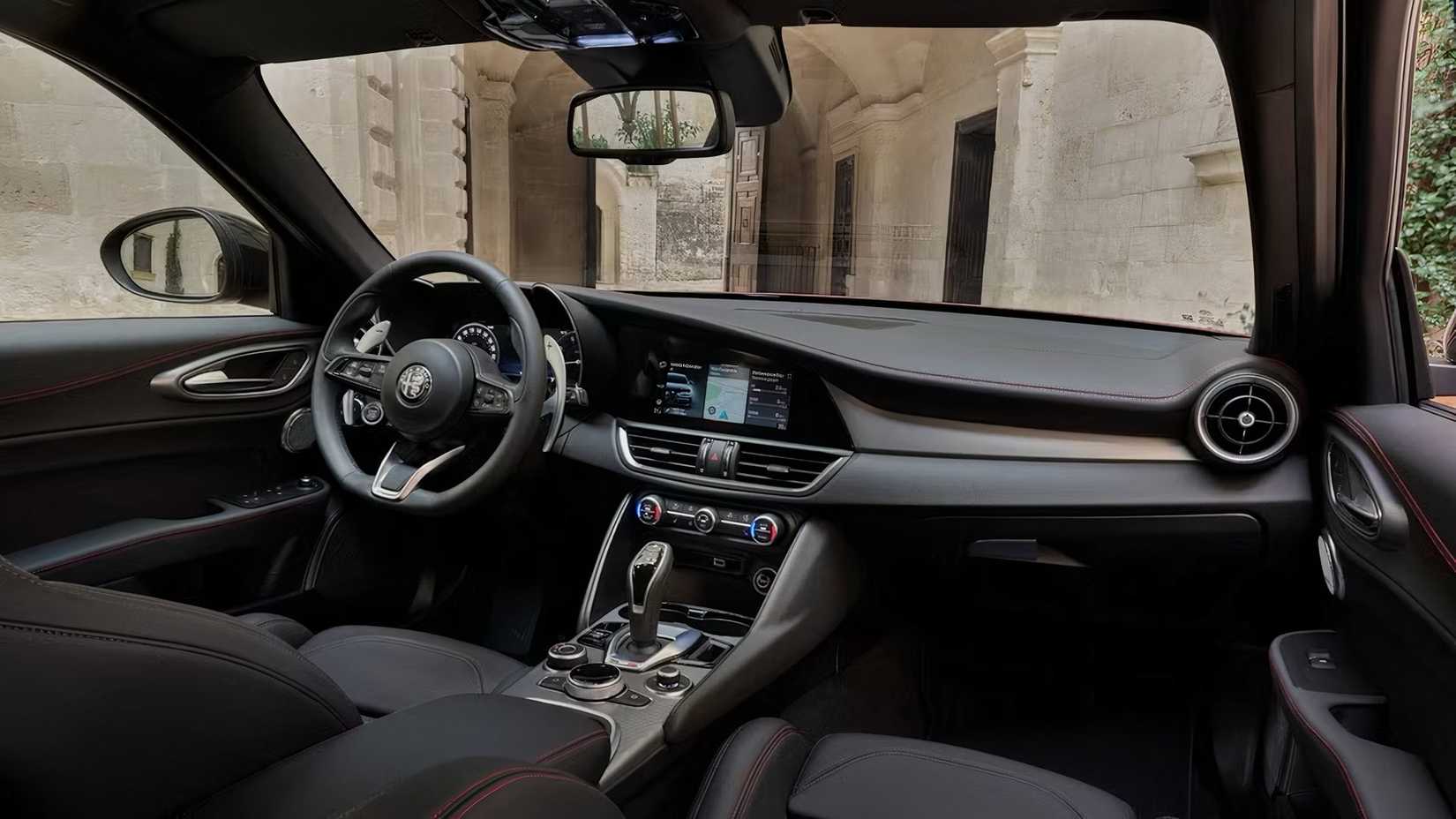 Interior do Alfa Romeo Giulia 2025 mostrando painel e volante