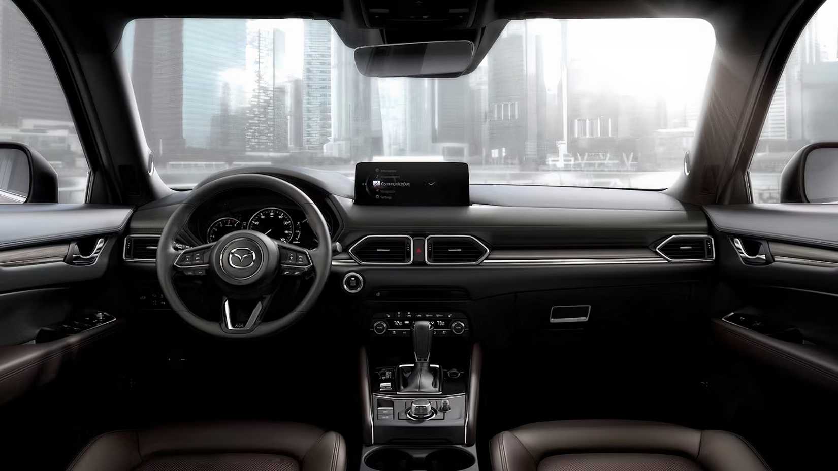 Interior do Mazda CX-5 2022 mostrando bancos dianteiros e painel
