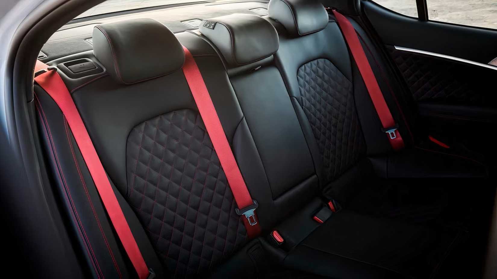 Interior do 2025 Genesis G70 mostrando bancos traseiros