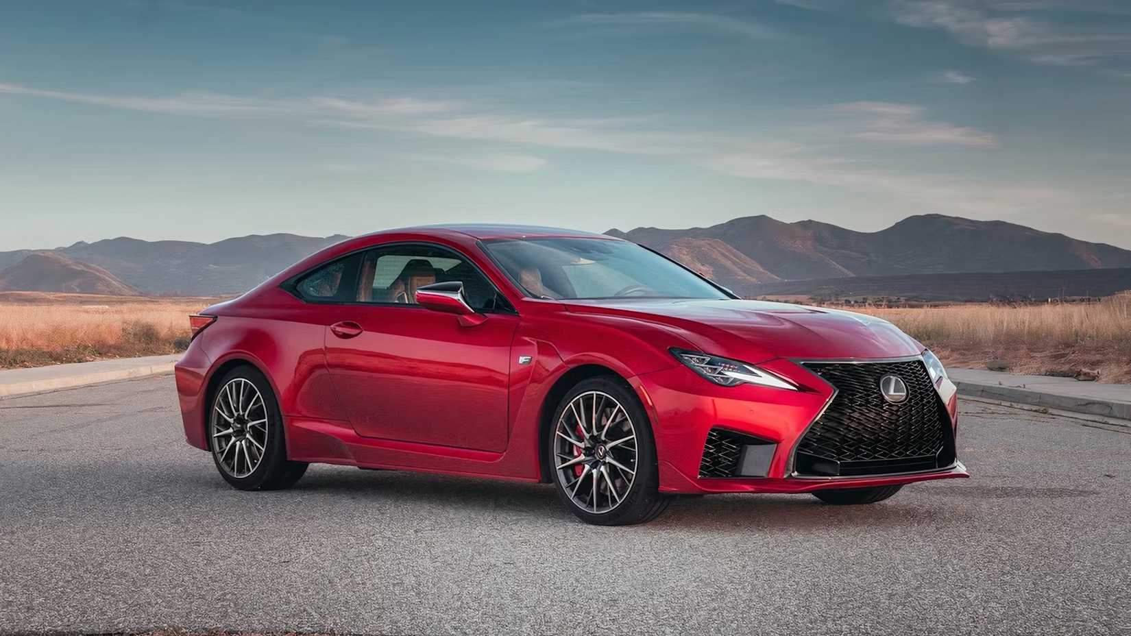 2024 Lexus RC F em vermelho estacionado