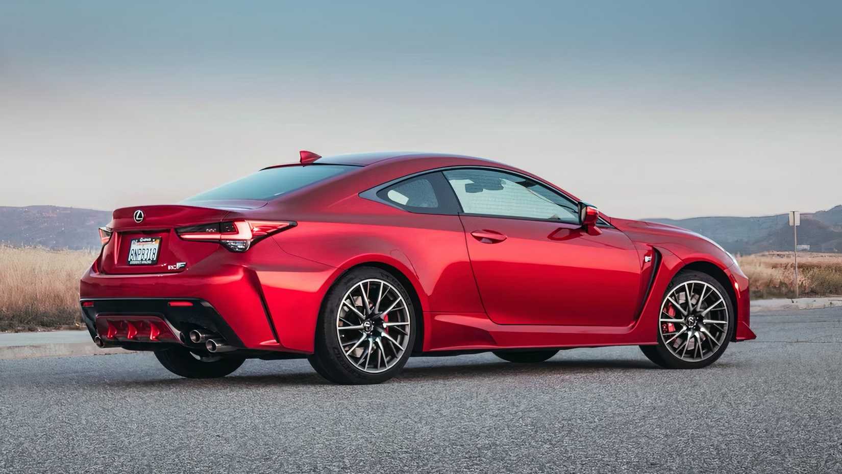 2024 Lexus RC F em vermelho estacionado