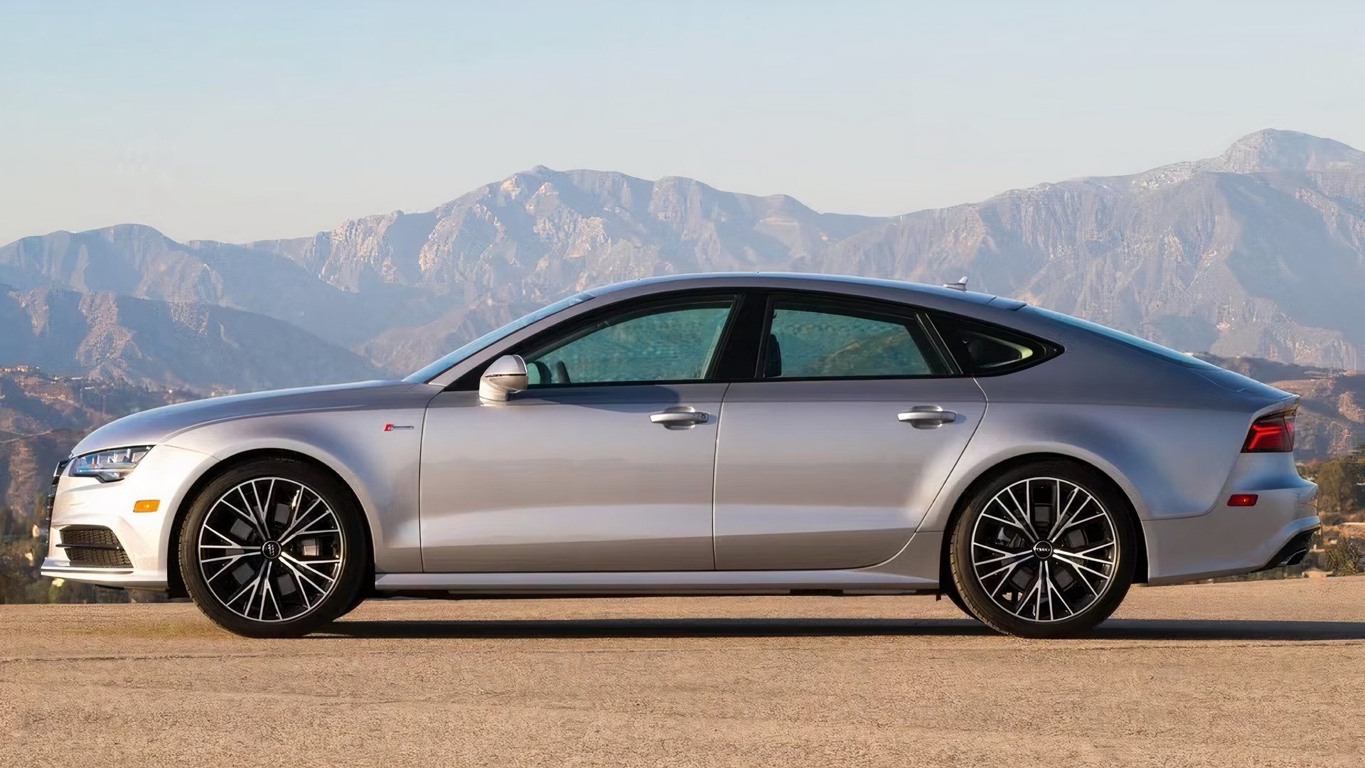 2017 Audi A7 Sportback em prata estacionado