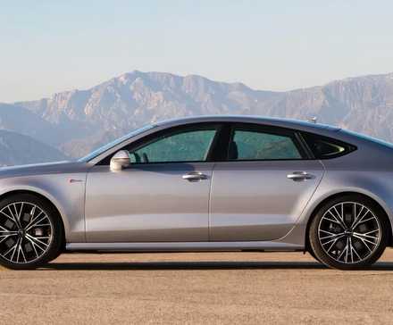 2017 Audi A7 Sportback em prata estacionado