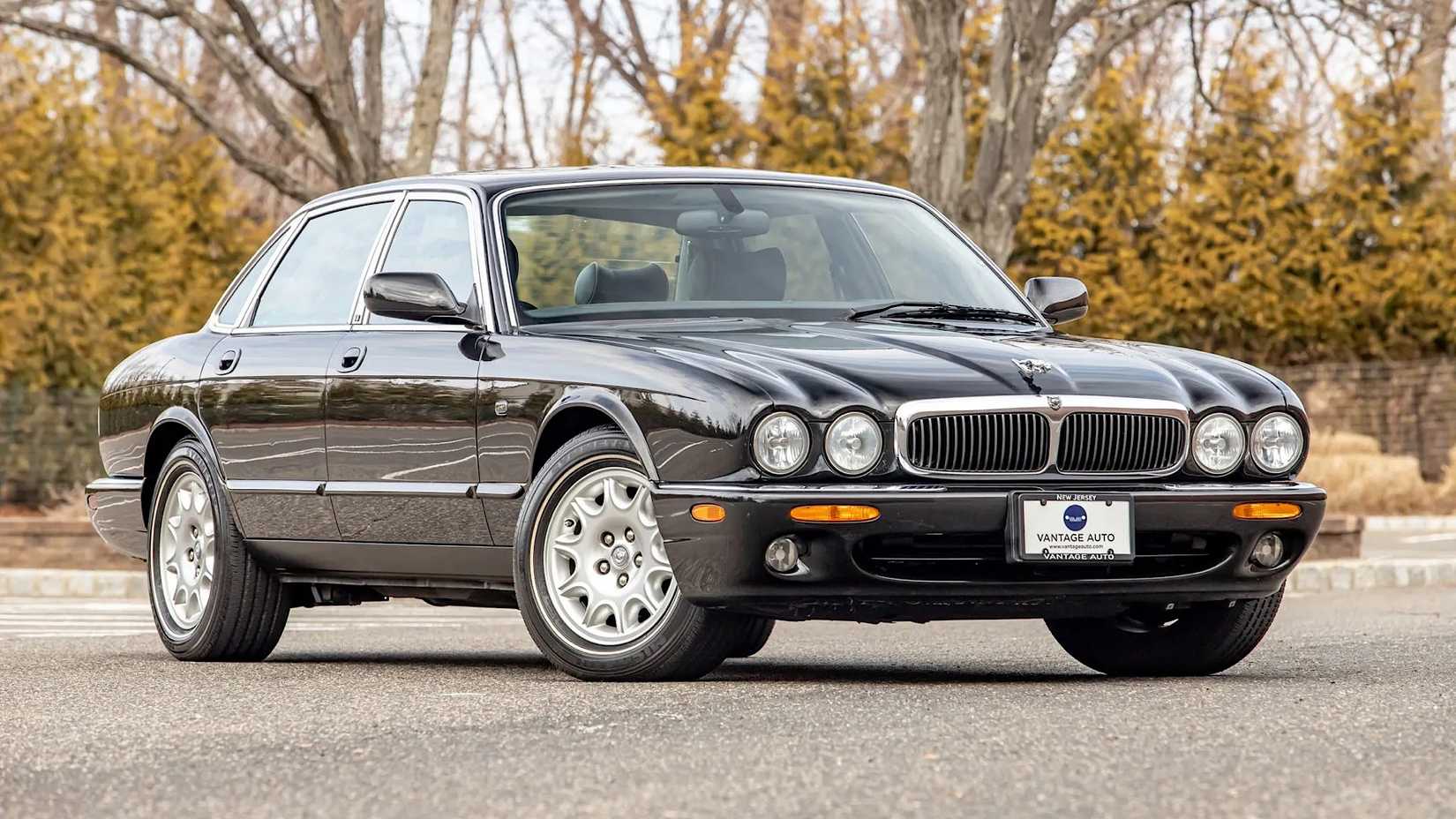   2003 Jaguar XJ8 em preto estacionado