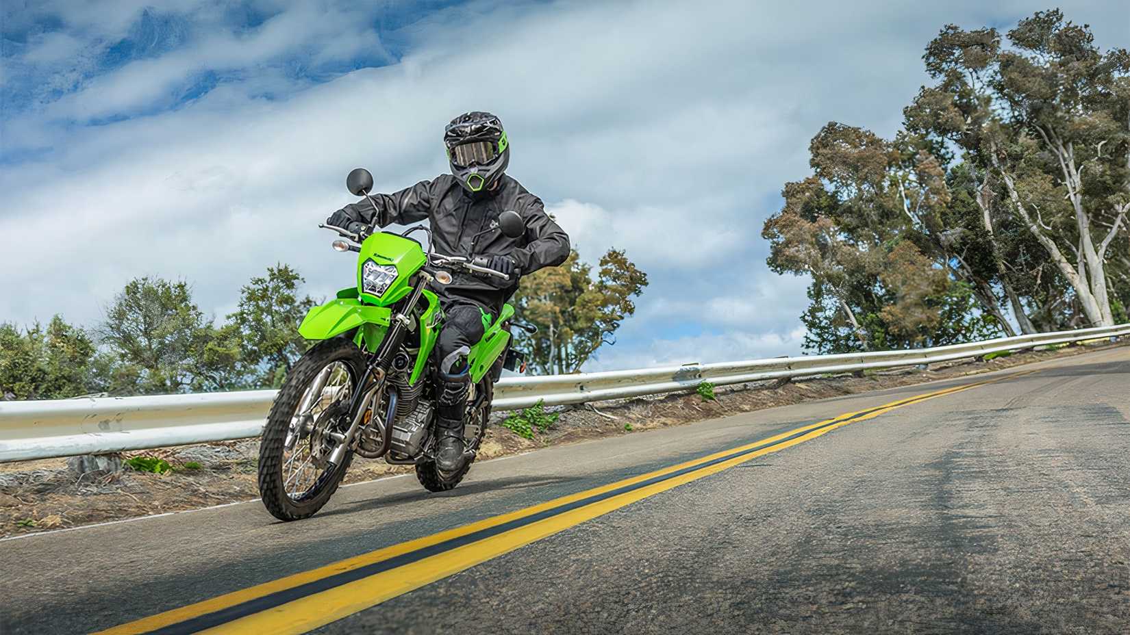 Kawasaki KLX230 andando em estradas sinuosas